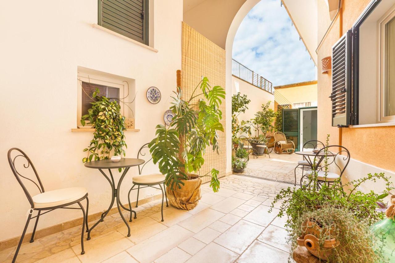 Dimora Le Tre Muse Guesthouse Lecce Esterno foto
