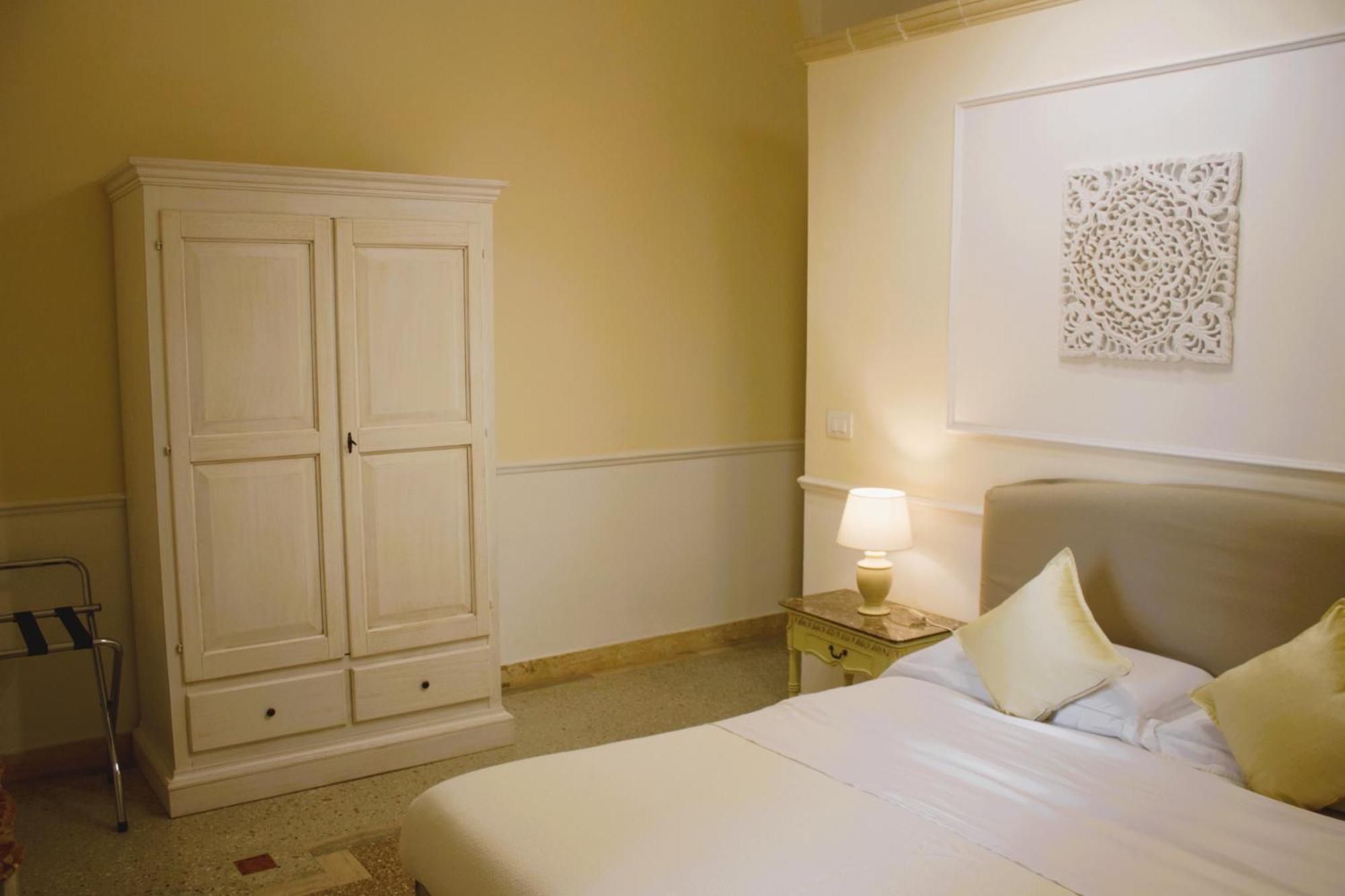 Dimora Le Tre Muse Guesthouse Lecce Esterno foto