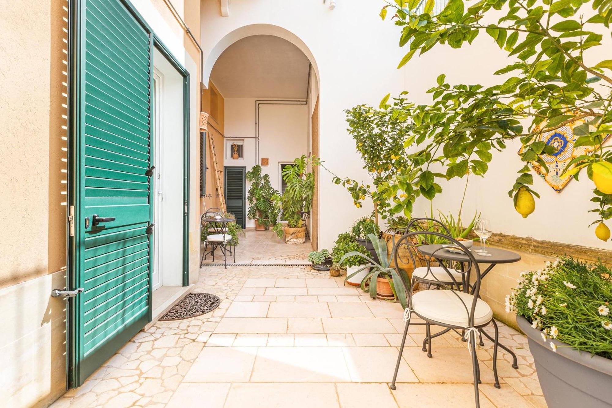 Dimora Le Tre Muse Guesthouse Lecce Esterno foto