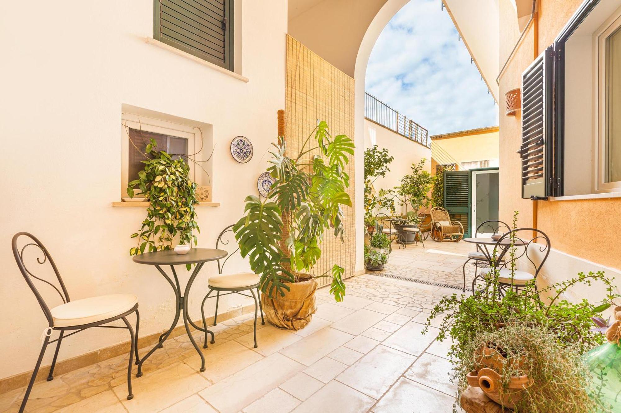 Dimora Le Tre Muse Guesthouse Lecce Esterno foto