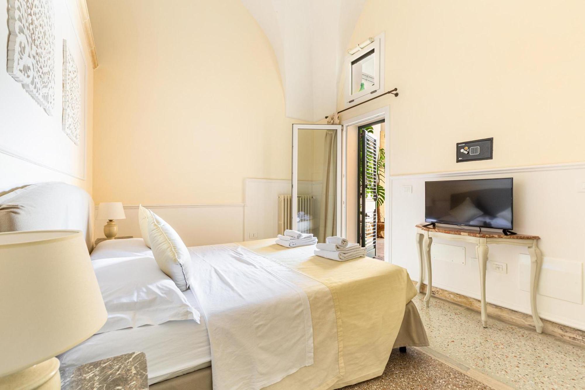 Dimora Le Tre Muse Guesthouse Lecce Esterno foto